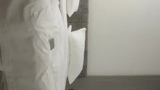 少女女友在宿舍房间里被猛烈地操