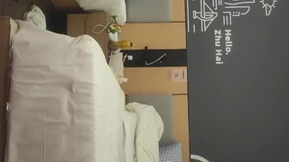 四个兴奋的男人交换他们的姐妹进行狂野的群交会话