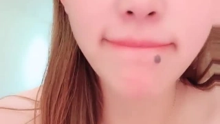 少女继母口交的自制视频 - 近距离观看