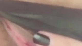 腰細胸大完美！居家操逼擼點極高，帶上眼鏡騎乘位，兩個大奶直晃動