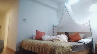 在这个惊人的业余色情视频中,衣服撕裂和舔阴