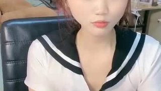 年轻小情侣楼梯间口交做爱玩刺激 女友口活不错裹的长屌滋滋响 翘美臀后入怼着一顿猛操 高清