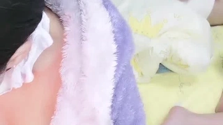 热辣的少女和熟女在小屋里进行群交