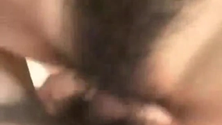 继母抓到继子监视她，并帮助他快速射精