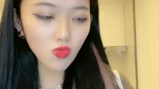 继妹：你不会在对着我的照片冲吧