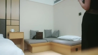 美女新人刚下海！身材不错双人操逼！多毛骚逼炮友揉搓，扶着屌捅入抽插，翘起大白美臀