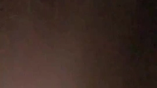 穿着牛仔裤的业余情侣亲密而激烈的性爱时刻