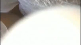 黑丝女友终究还是被单男大哥玩喷了