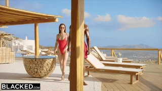 年轻妹子女上位骑乘打桩，白浆沾满可龟头后入操白皙蜜桃臀花样百出内射